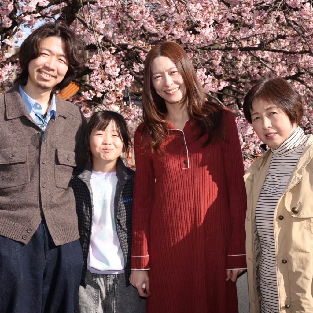 桜の前で記念撮影