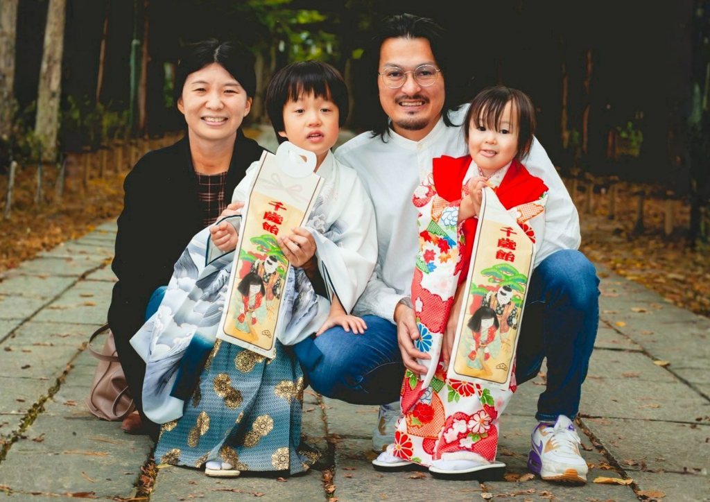 桜の下での記念撮影の様子